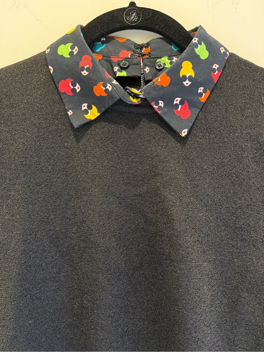 Alice + Olivia Black short sleeve Sweater w/ Multicolor lady-Print adjust collar